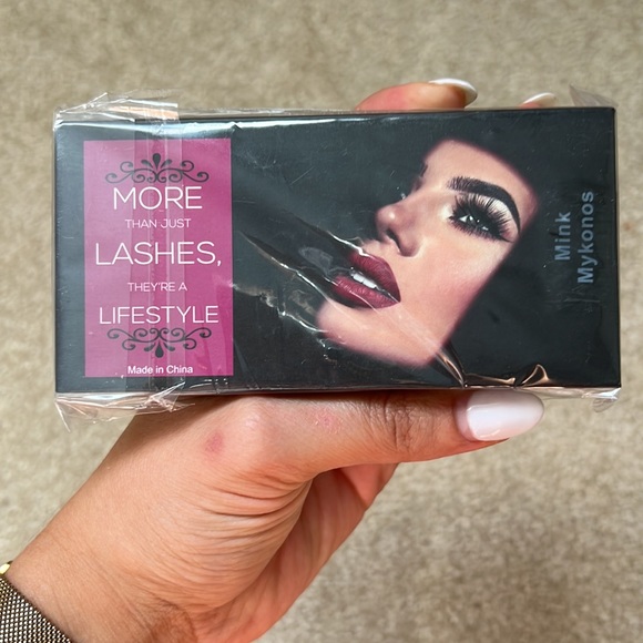 Mykonos Eyelashes (Mink) - Picture 2 of 4